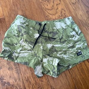 Mountain Hardware Women’s green camo hiking shorts NWOT